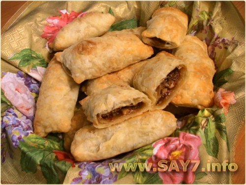Слоеные пирожки с орехами и вареной сгущенкой